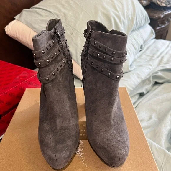 Super cute and comfy! Chunky heel! - Picture 3 of 5